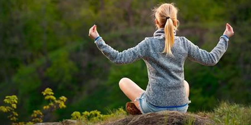Mulher meditando